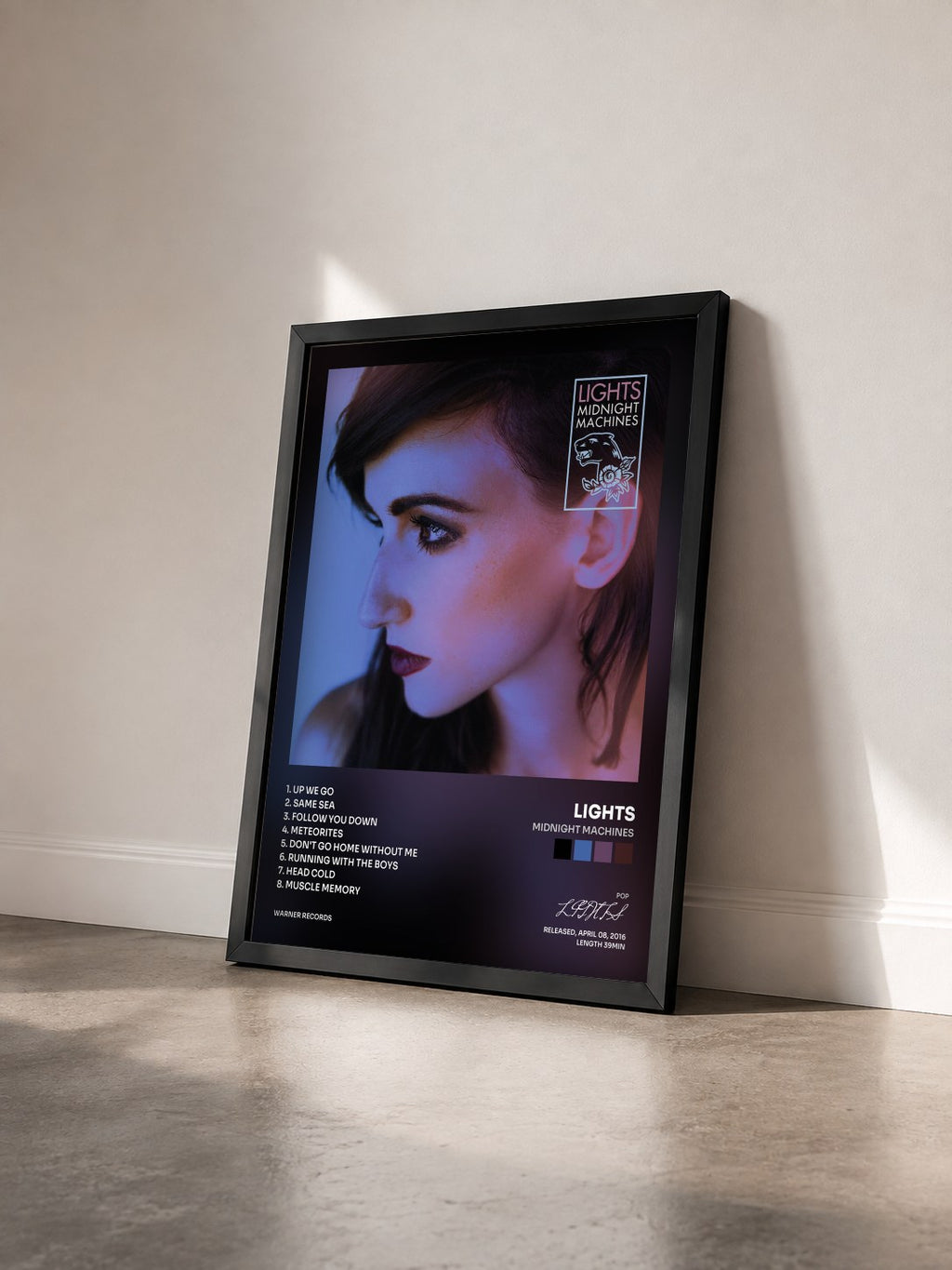 #noir Tableau de l'album Midnight Machines de LIGHTS vu de trois quarts, cadre noir
