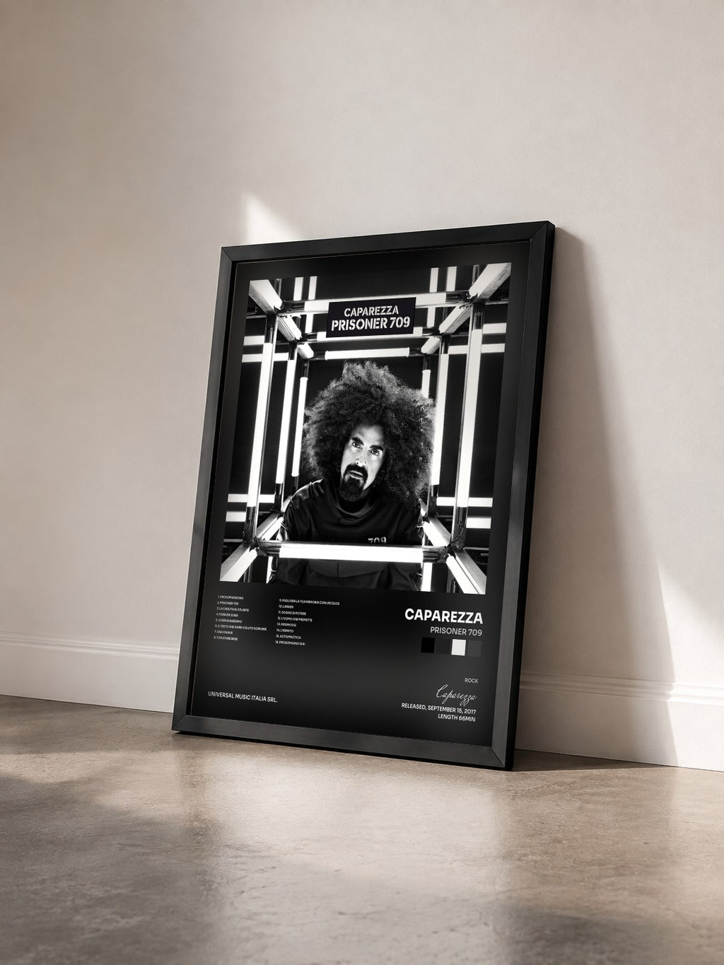 #noir Tableau de l'album Prisoner 709 de Caparezza vu de trois quarts, cadre noir
