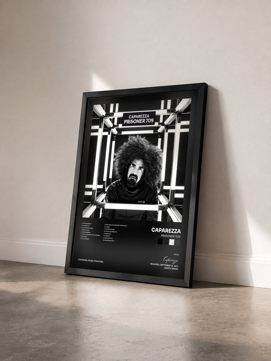 #noir Tableau de l'album Prisoner 709 de Caparezza vu de trois quarts, cadre noir