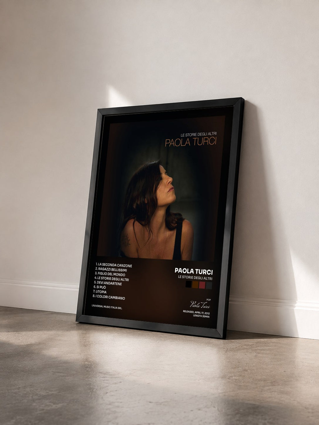 #noir Tableau de l'album Le Storie Degli Altri de Paola Turci vu de trois quarts, cadre noir