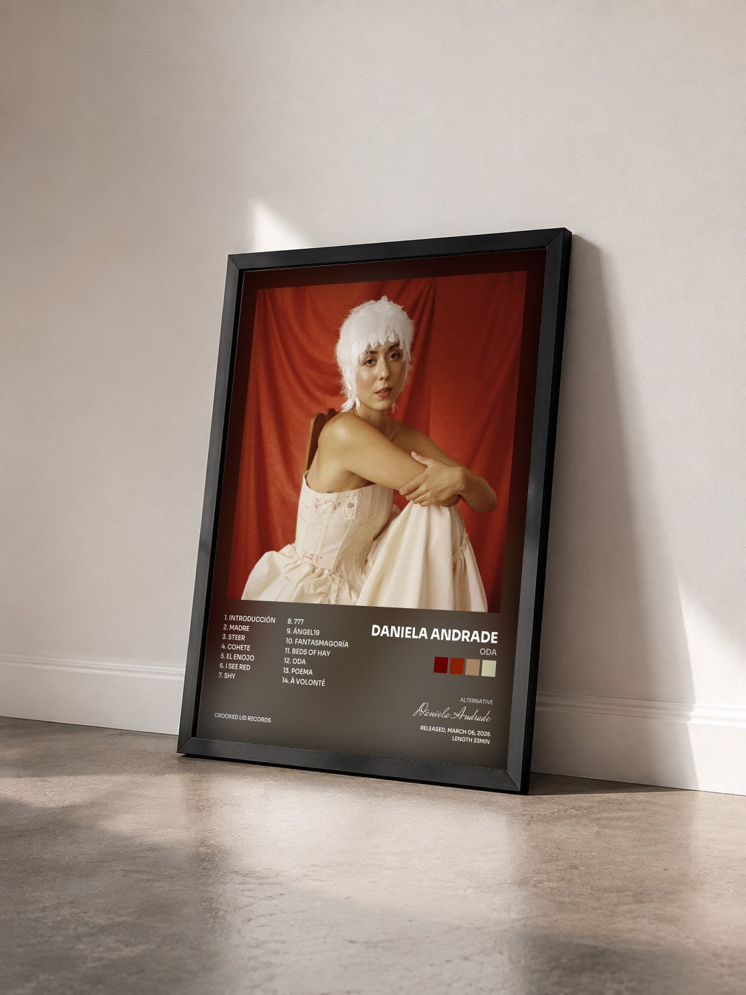 #noir Tableau de l'album Oda de Daniela Andrade vu de trois quarts, cadre noir