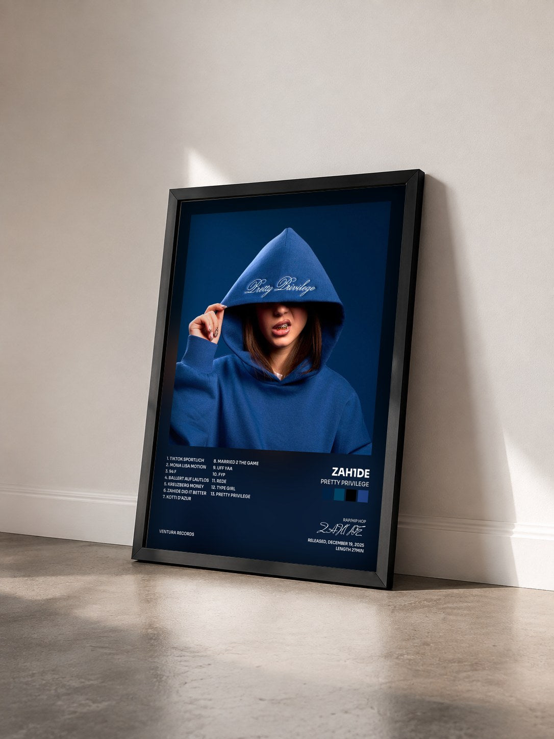 #noir Tableau de l'album Pretty Privilege de ZAH1DE vu de trois quarts, cadre noir
