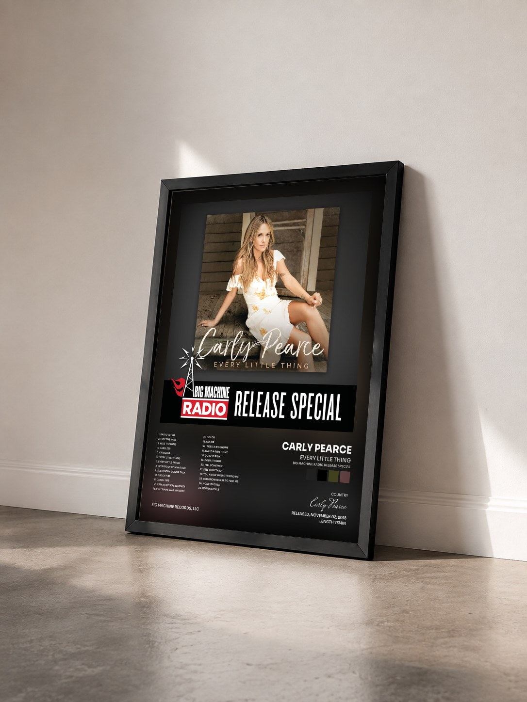 #noir Tableau de l'album Every Little Thing (Big Machine Radio Release Special) de Carly Pearce vu de trois quarts, cadre noir