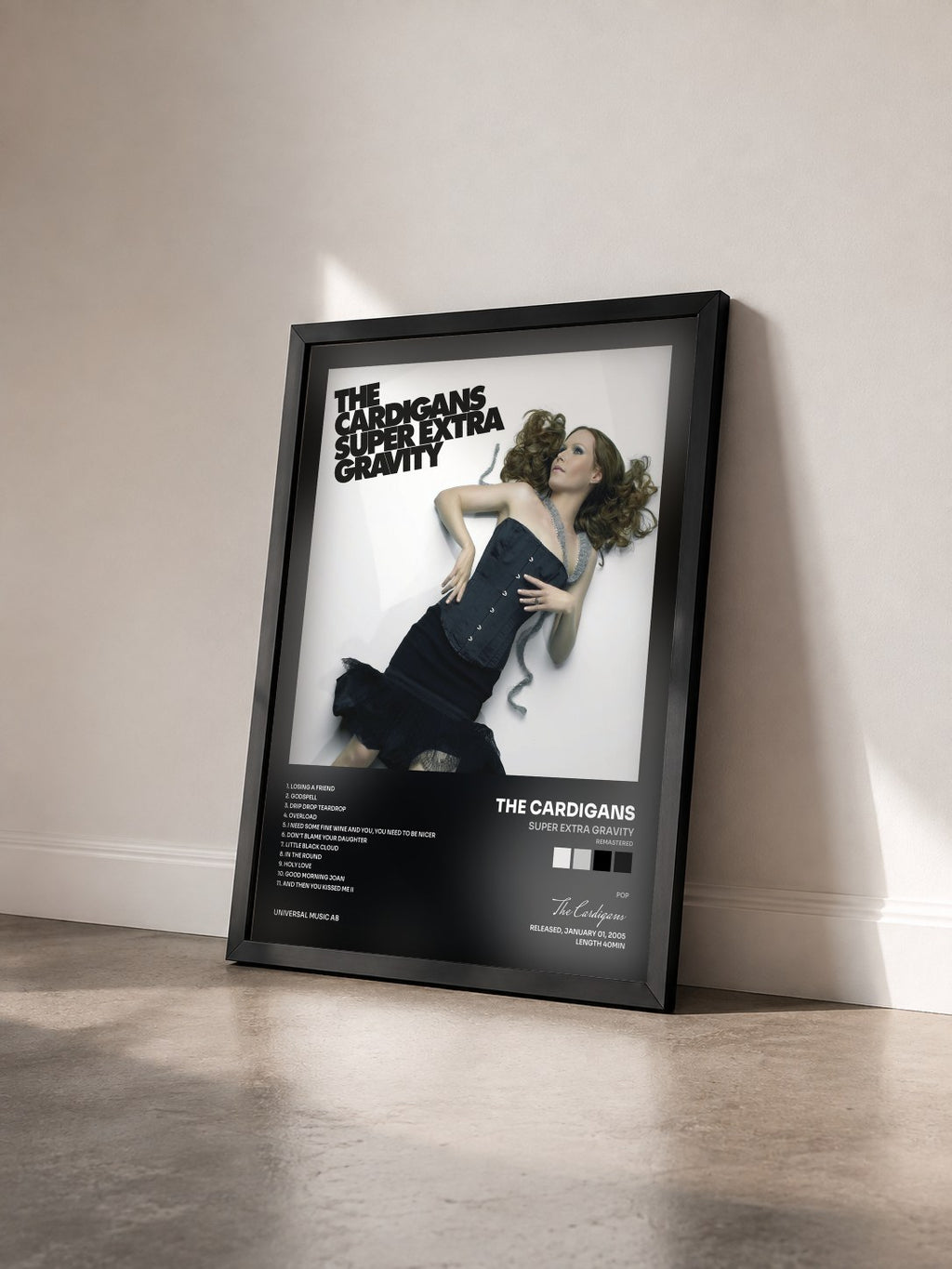 #noir Tableau de l'album Super Extra Gravity (Remastered) de The Cardigans vu de trois quarts, cadre noir