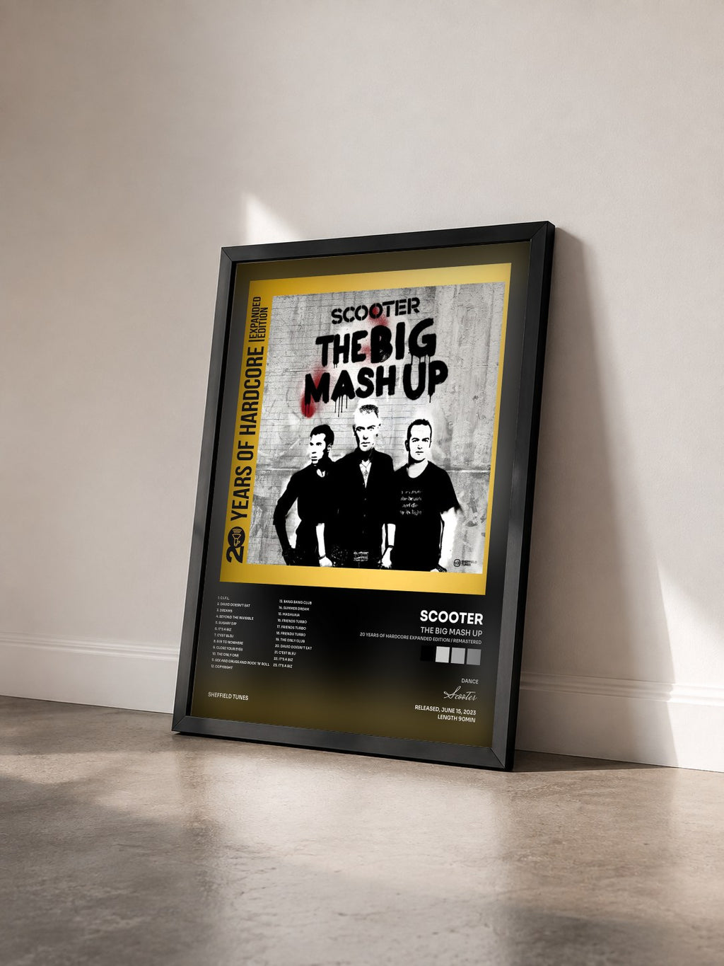 #noir Tableau de l'album The Big Mash Up (20 Years Of Hardcore Expanded Edition / Remastered) de Scooter vu de trois quarts, cadre noir