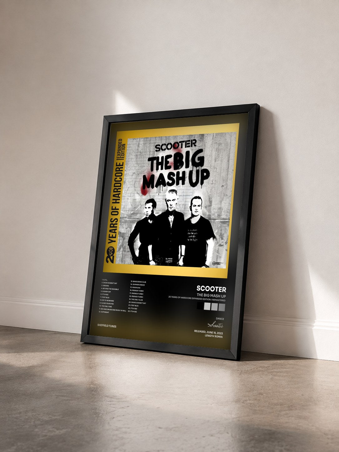 #noir Tableau de l'album The Big Mash Up (20 Years Of Hardcore Expanded Edition / Remastered) de Scooter vu de trois quarts, cadre noir