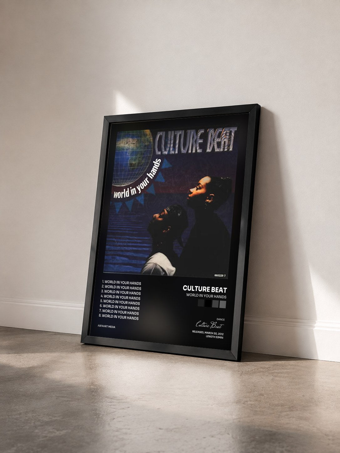 #noir Tableau de l'album World in Your Hands de Culture Beat vu de trois quarts, cadre noir