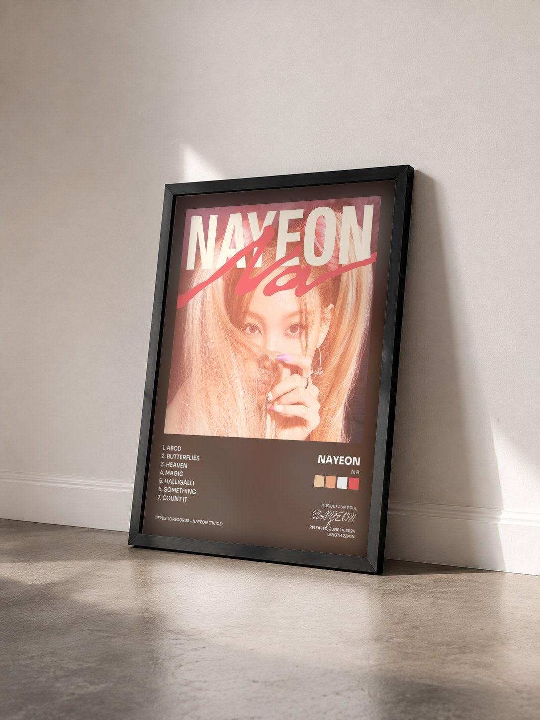 #noir Tableau de l'album NA de NAYEON vu de trois quarts, cadre noir