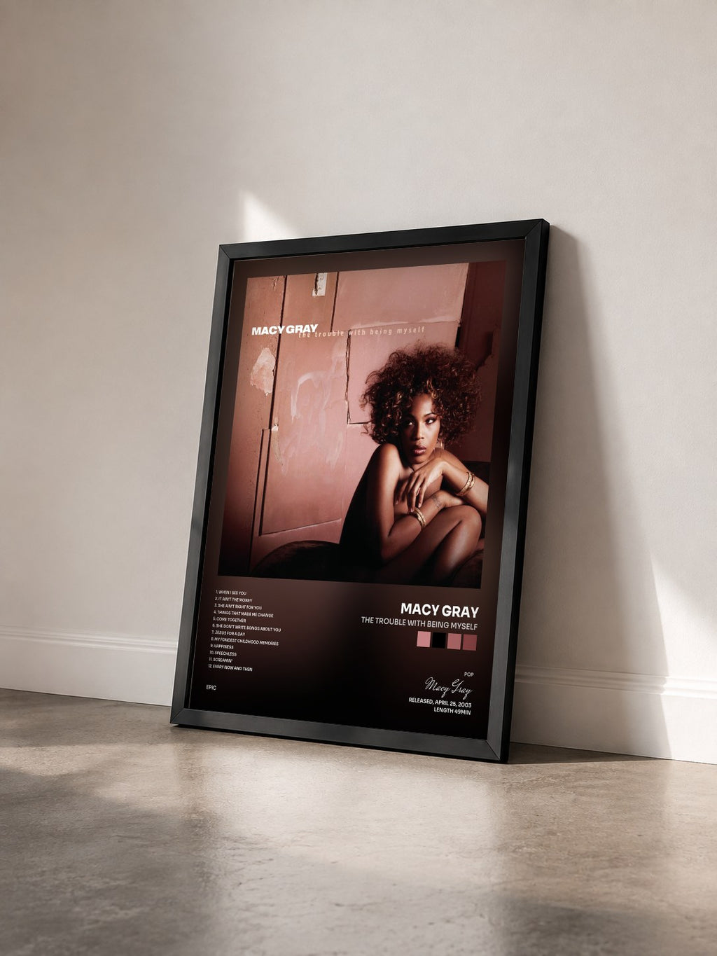 #noir Tableau de l'album The Trouble With Being Myself de Macy Gray vu de trois quarts, cadre noir