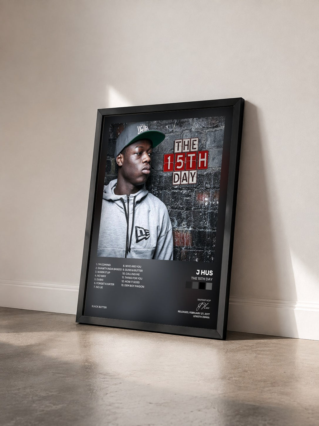 #noir Tableau de l'album The 15th Day de J Hus vu de trois quarts, cadre noir