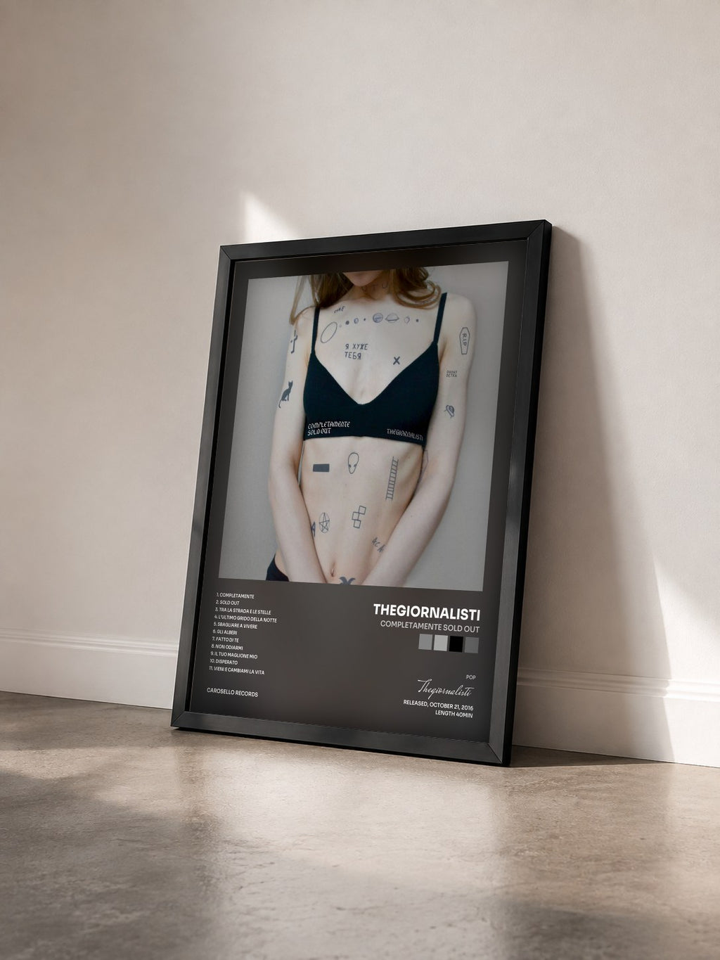 #noir Tableau de l'album Completamente Sold Out de Thegiornalisti vu de trois quarts, cadre noir