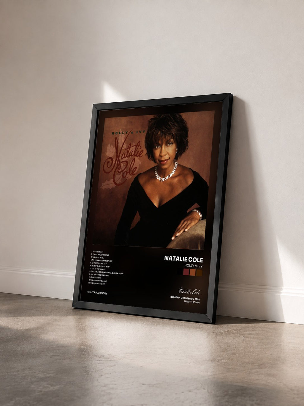 #noir Tableau de l'album Holly & Ivy de Natalie Cole vu de trois quarts, cadre noir