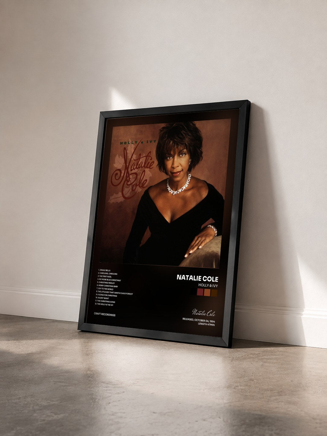 #noir Tableau de l'album Holly & Ivy de Natalie Cole vu de trois quarts, cadre noir