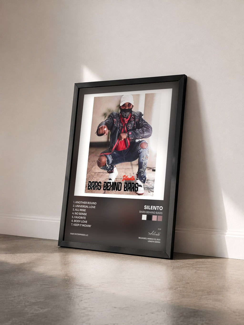 #noir Tableau de l'album Bars Behind Bars de Silento vu de trois quarts, cadre noir