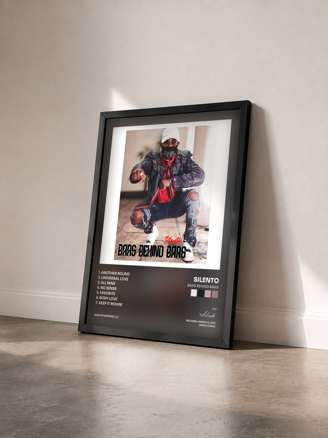 #noir Tableau de l'album Bars Behind Bars de Silento vu de trois quarts, cadre noir