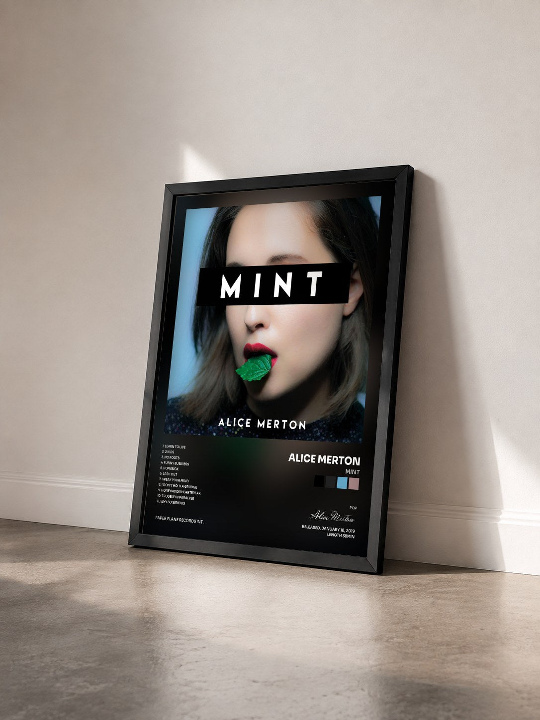 #noir Tableau de l'album MINT de Alice Merton vu de trois quarts, cadre noir