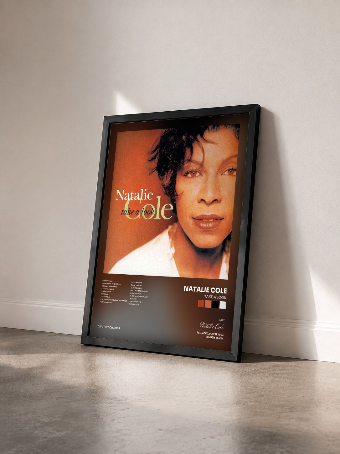 #noir Tableau de l'album Take A Look de Natalie Cole vu de trois quarts, cadre noir