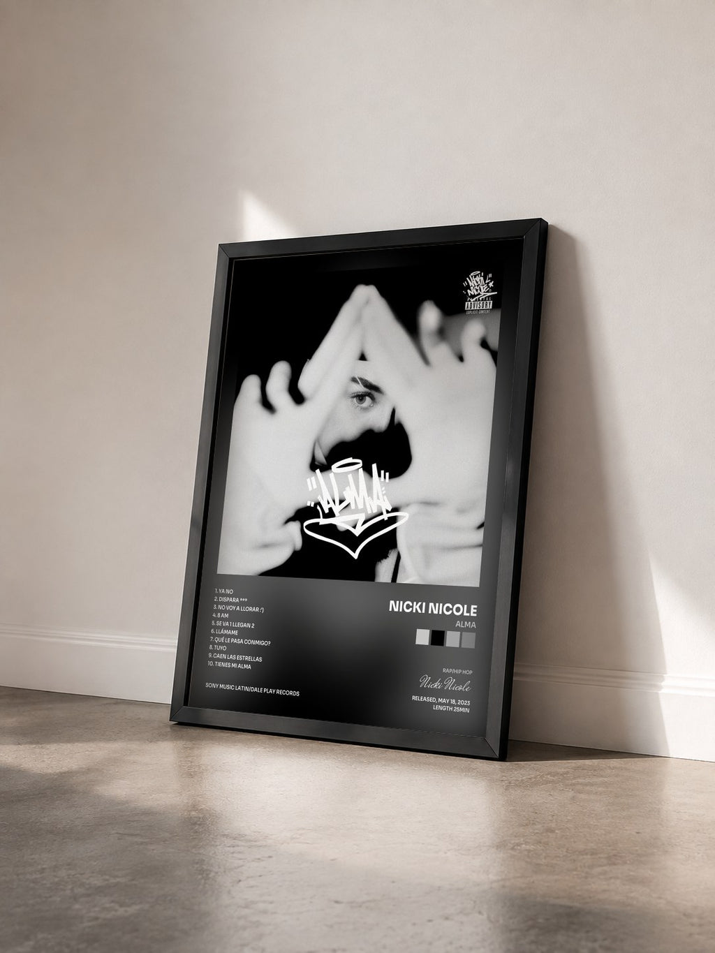 #noir Tableau de l'album ALMA de Nicki Nicole vu de trois quarts, cadre noir