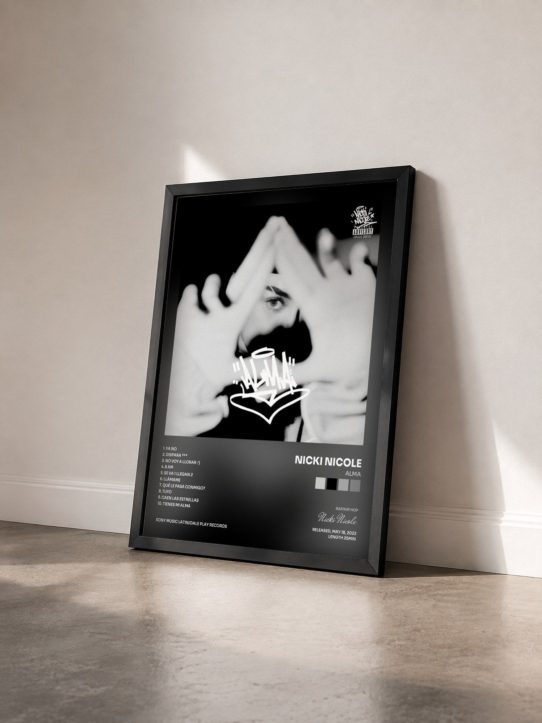 #noir Tableau de l'album ALMA de Nicki Nicole vu de trois quarts, cadre noir