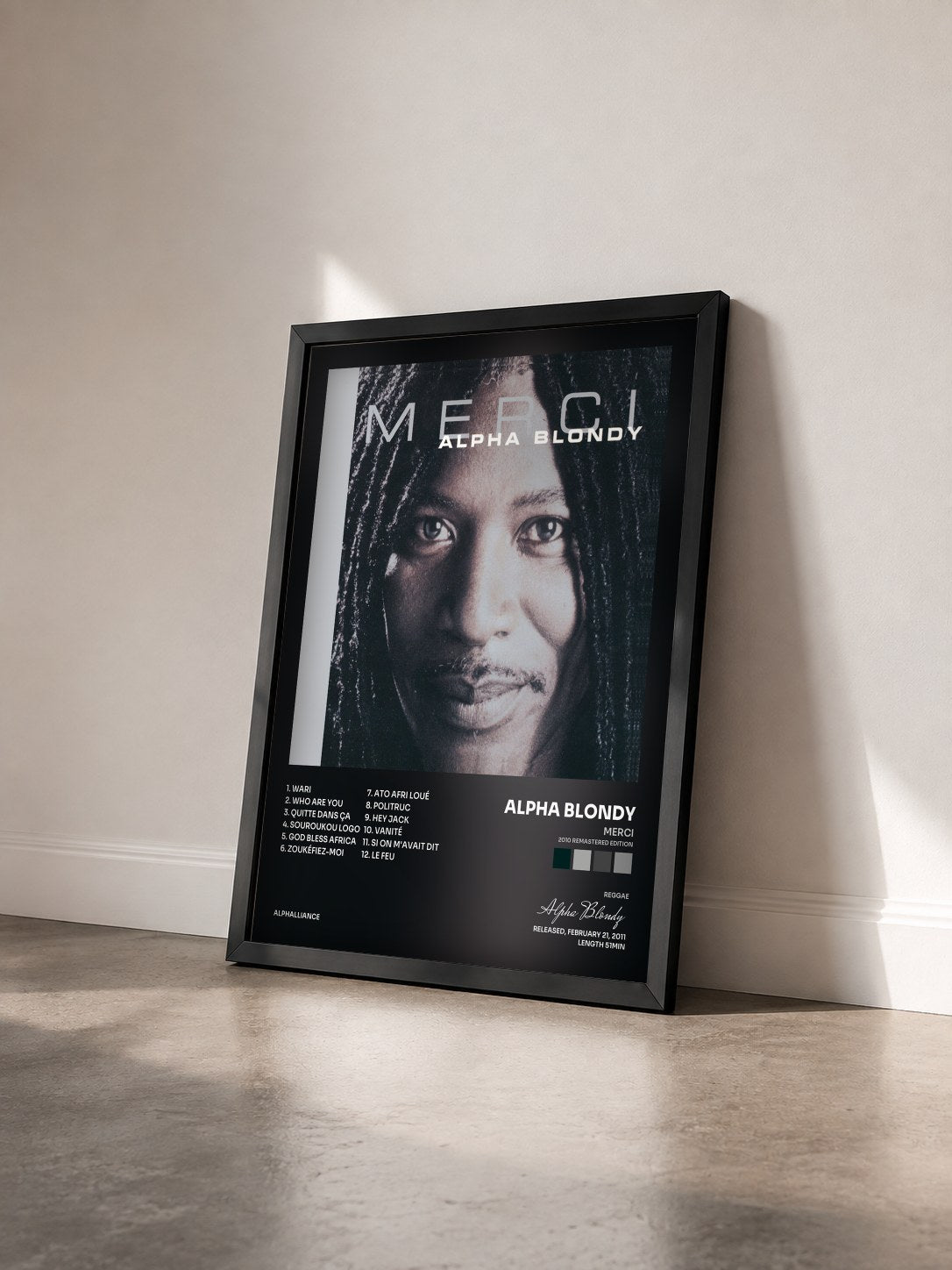 #noir Tableau de l'album Merci (2010 Remastered Edition) de Alpha Blondy vu de trois quarts, cadre noir