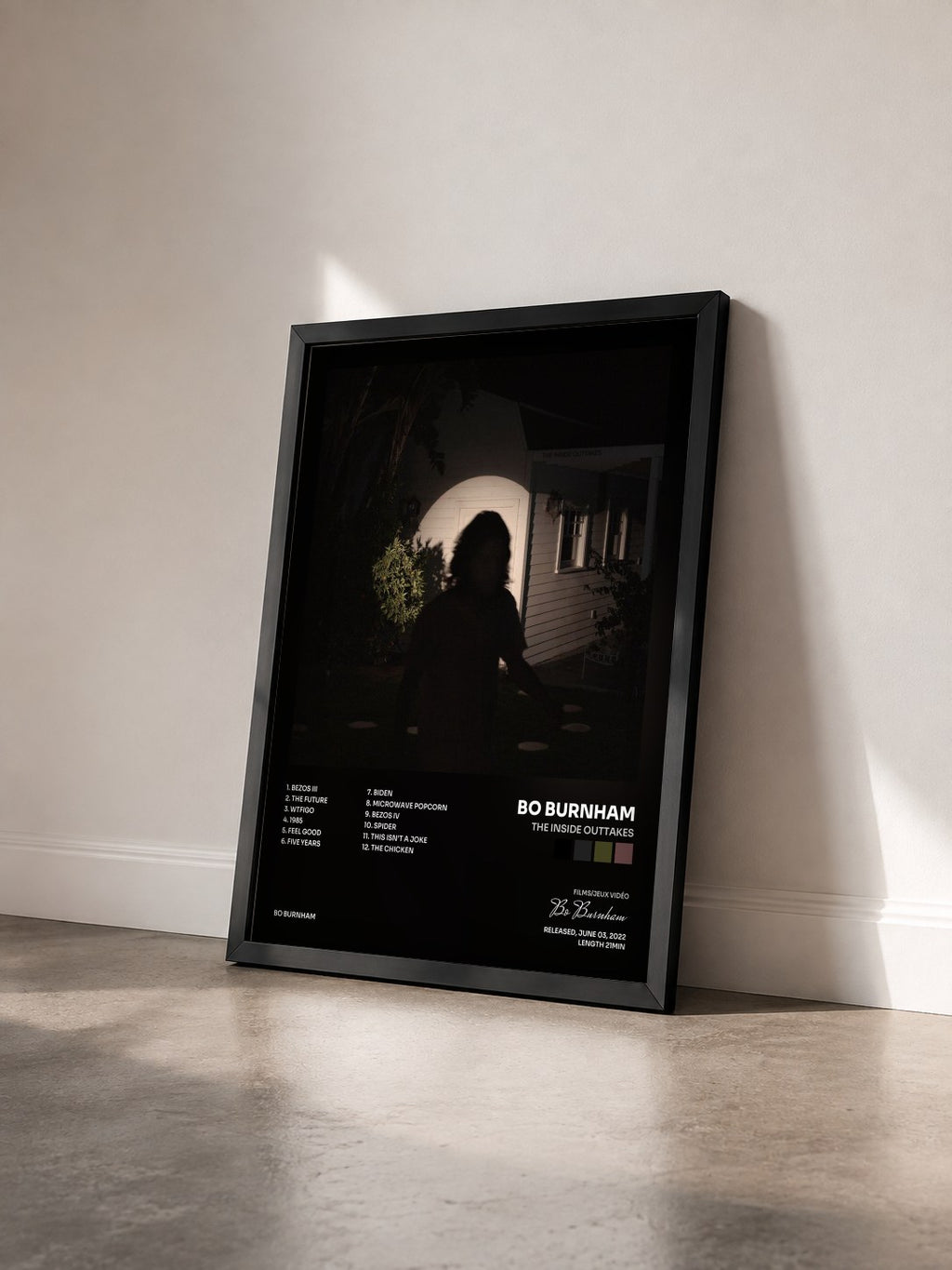 #noir Tableau de l'album THE INSIDE OUTTAKES de Bo Burnham vu de trois quarts, cadre noir