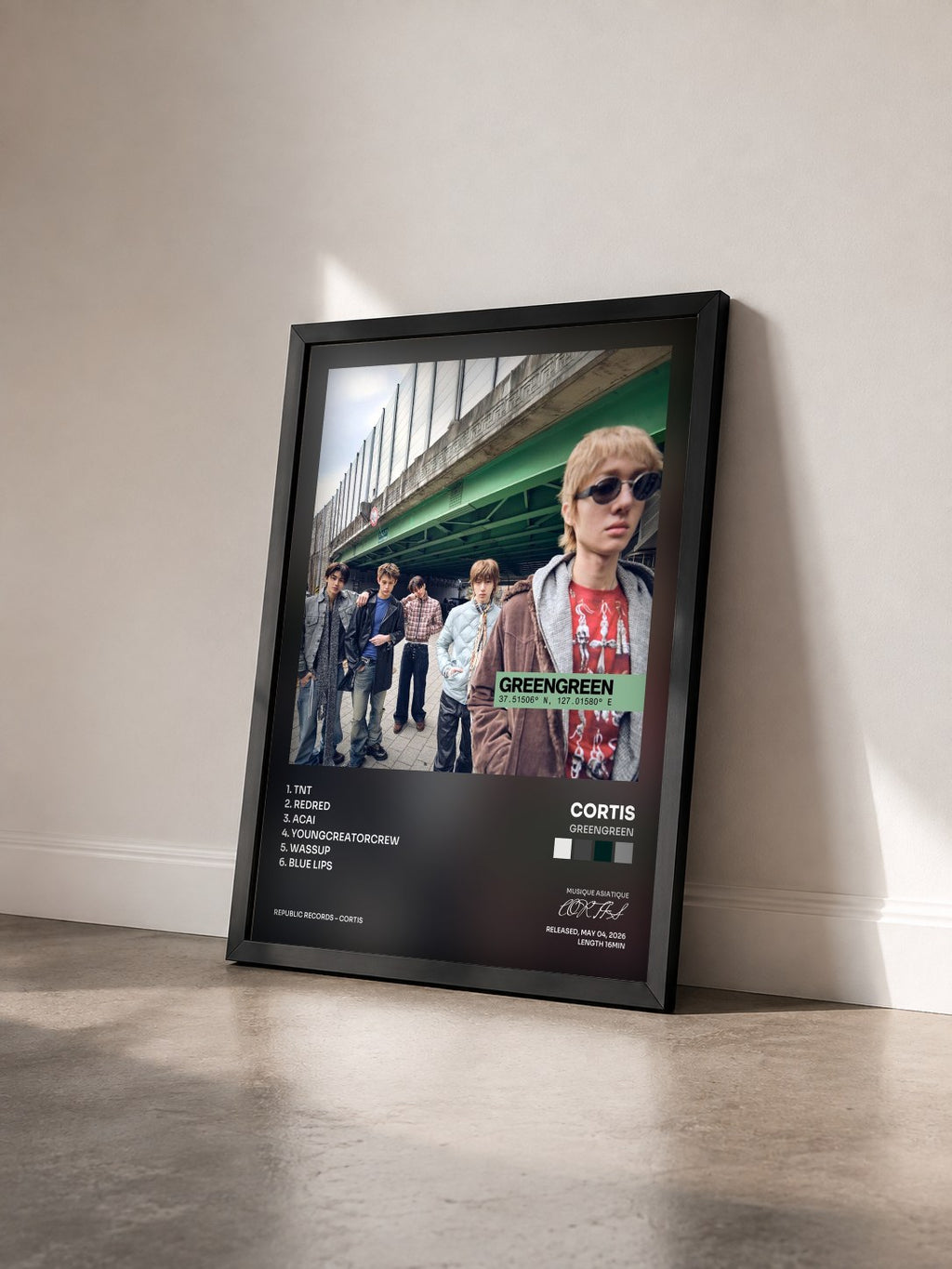 #noir Tableau de l'album GREENGREEN de CORTIS vu de trois quarts, cadre noir