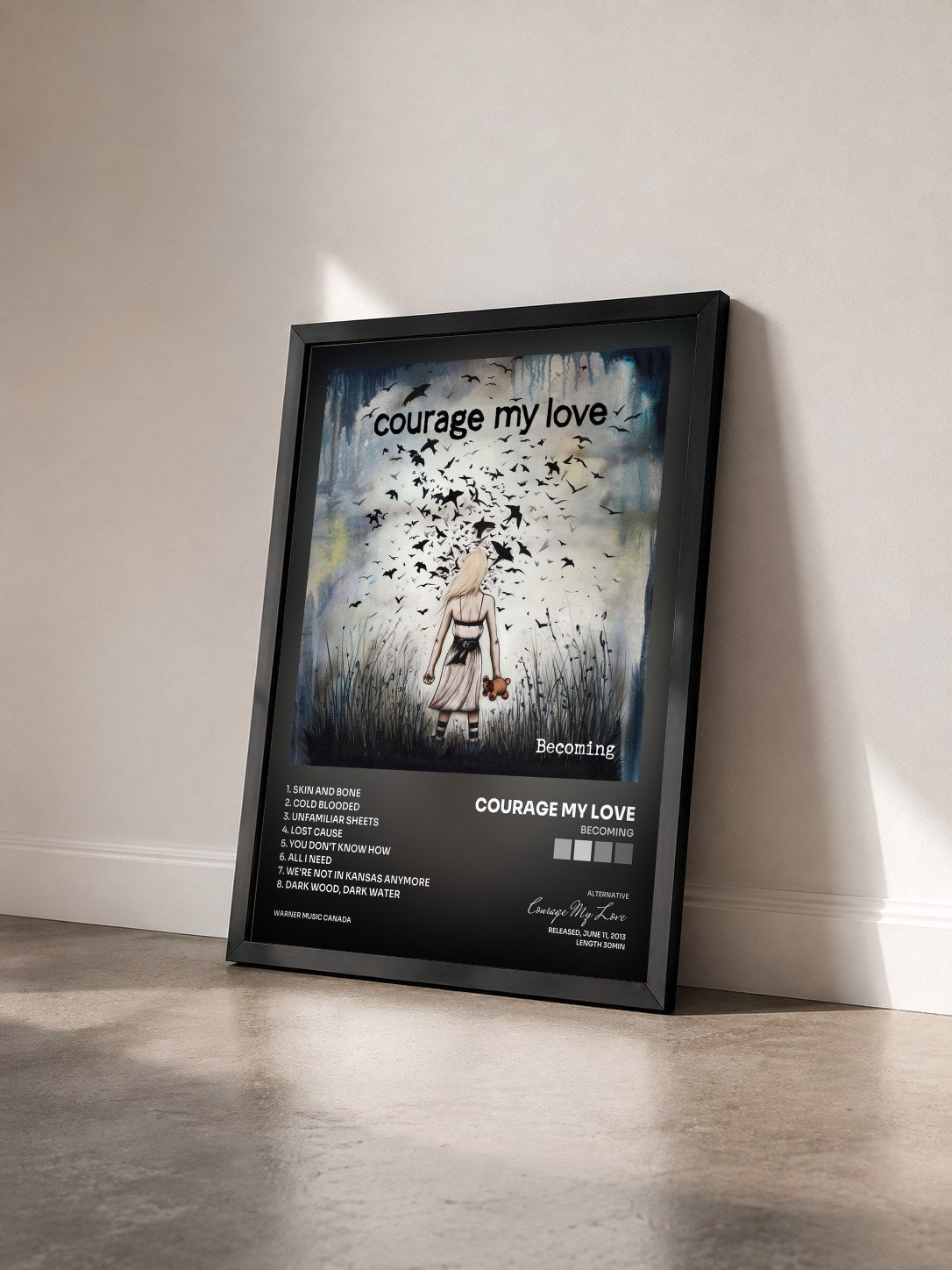 #noir Tableau de l'album Becoming de Courage My Love vu de trois quarts, cadre noir