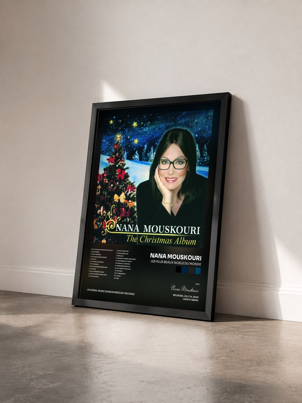 #noir Tableau de l'album Les Plus Beaux Noels Du Monde de Nana Mouskouri vu de trois quarts, cadre noir