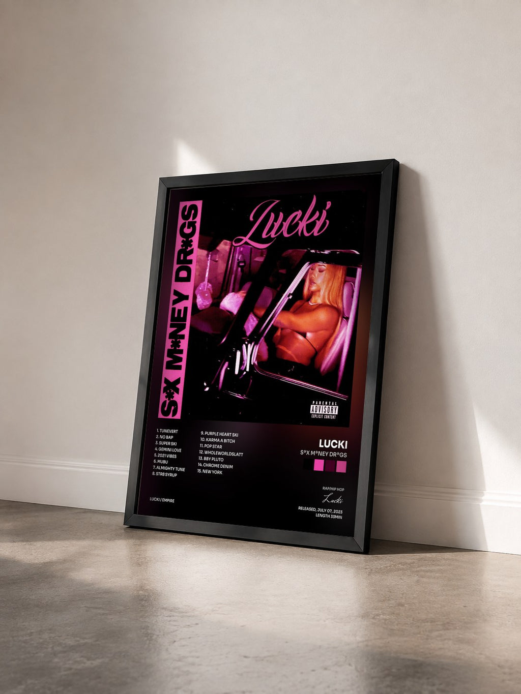 #noir Tableau de l'album s*x m*ney dr*gs de Lucki vu de trois quarts, cadre noir