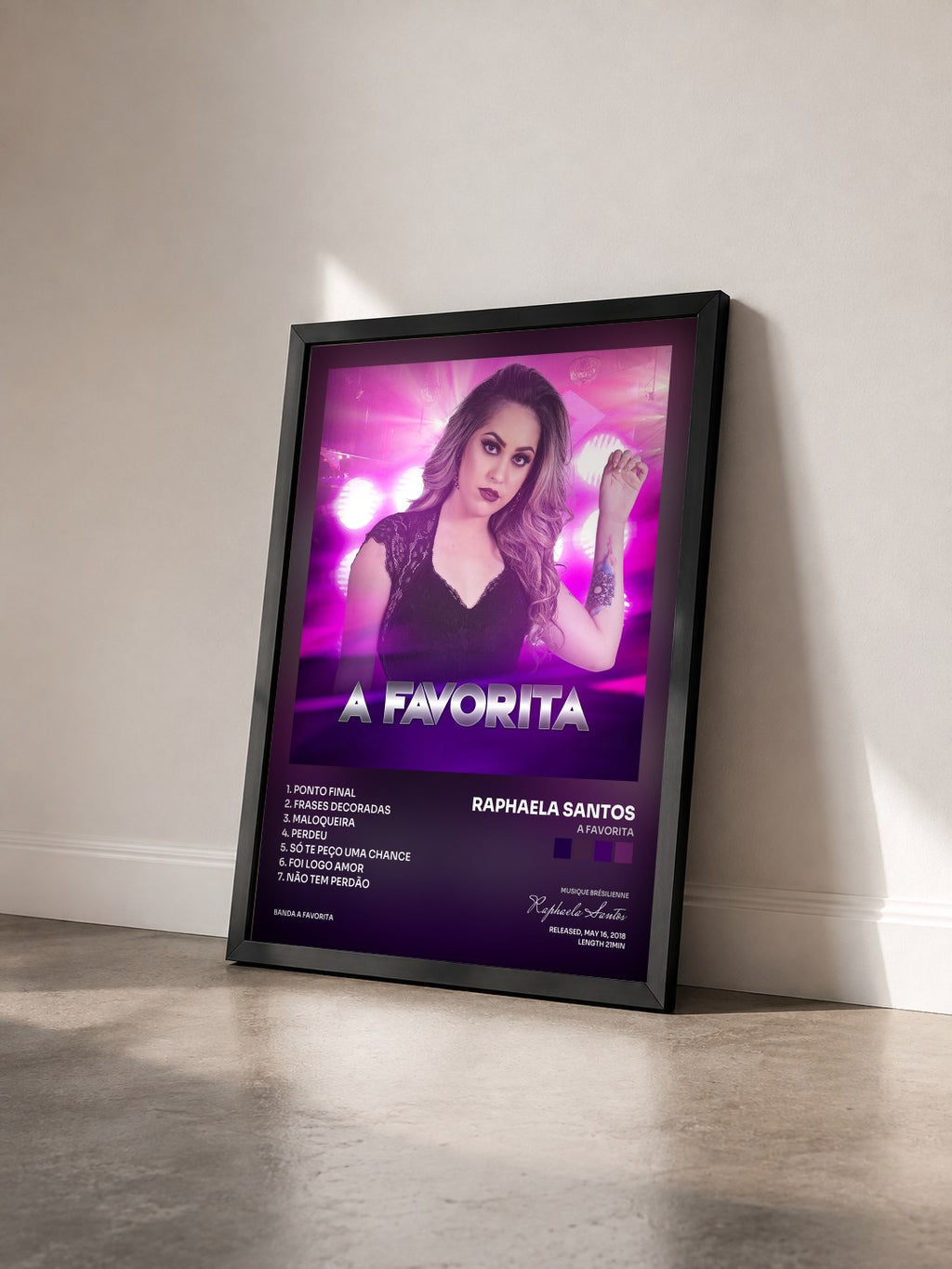 #noir Tableau de l'album A Favorita de Raphaela Santos vu de trois quarts, cadre noir