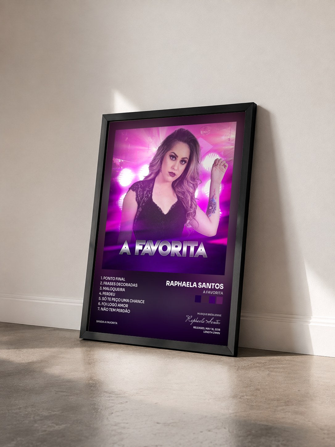 #noir Tableau de l'album A Favorita de Raphaela Santos vu de trois quarts, cadre noir