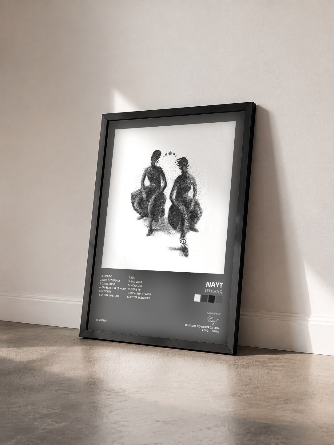 #noir Tableau de l'album Lettera Q de Nayt vu de trois quarts, cadre noir