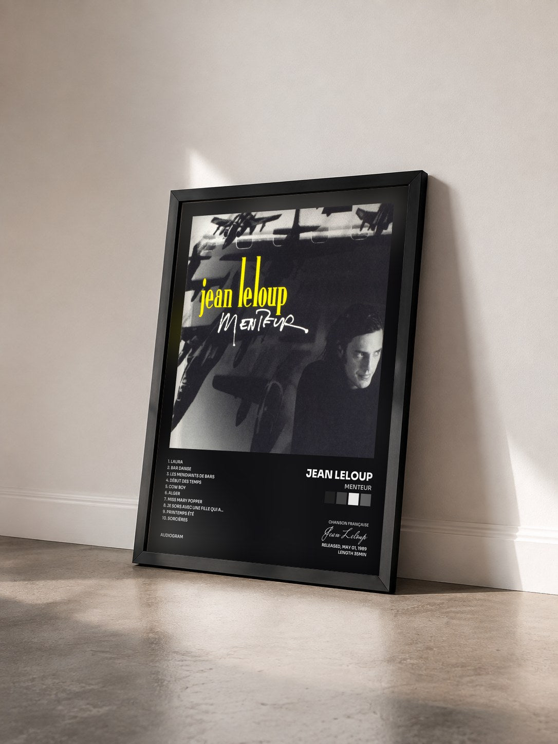 #noir Tableau de l'album Menteur de Jean Leloup vu de trois quarts, cadre noir