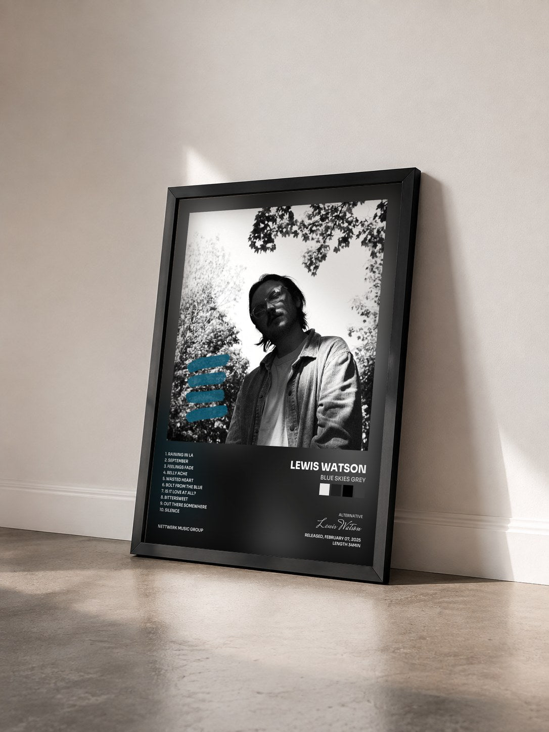 #noir Tableau de l'album blue skies grey de Lewis Watson vu de trois quarts, cadre noir