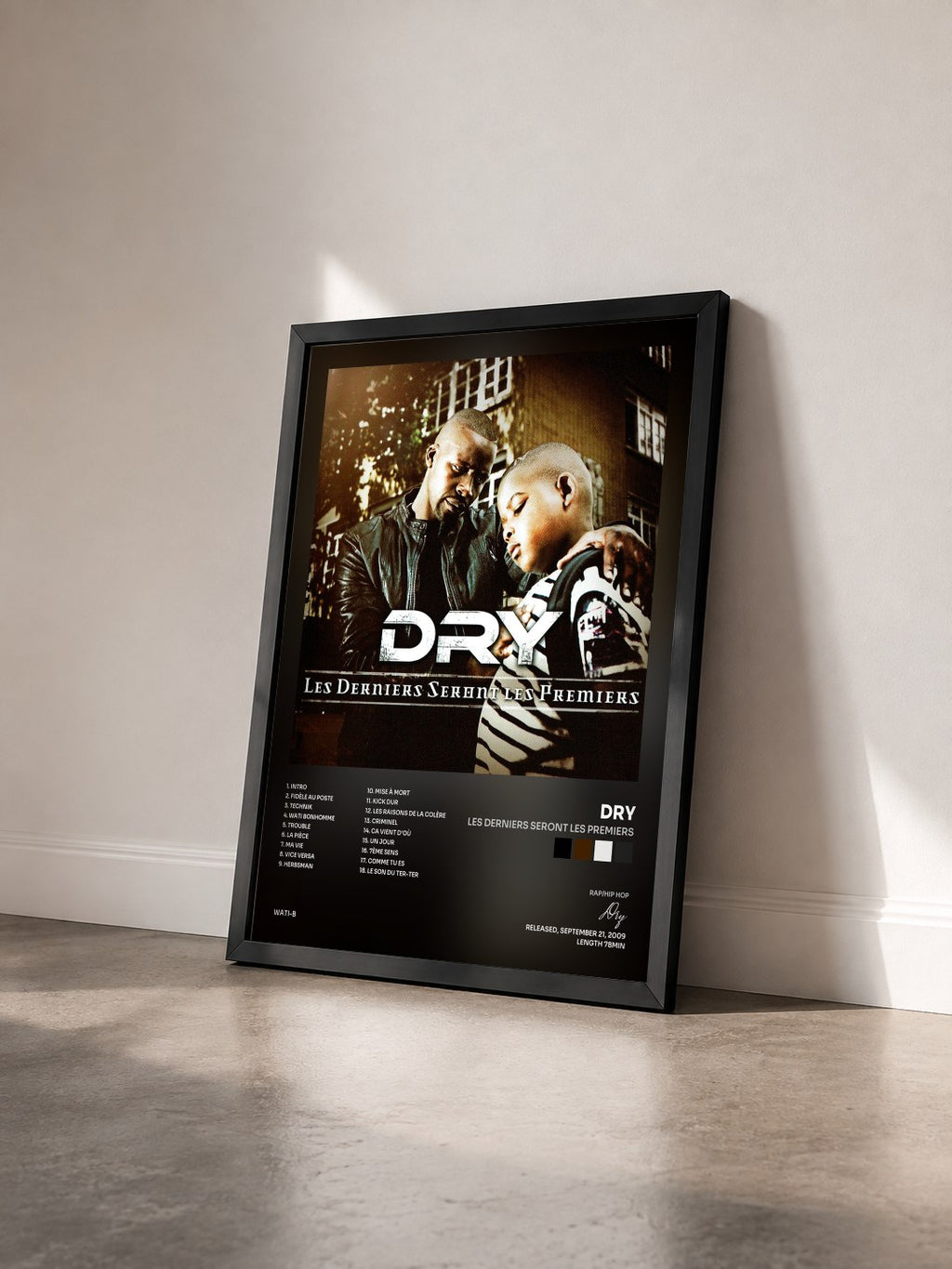 #noir Tableau de l'album Les derniers seront les premiers de Dry vu de trois quarts, cadre noir