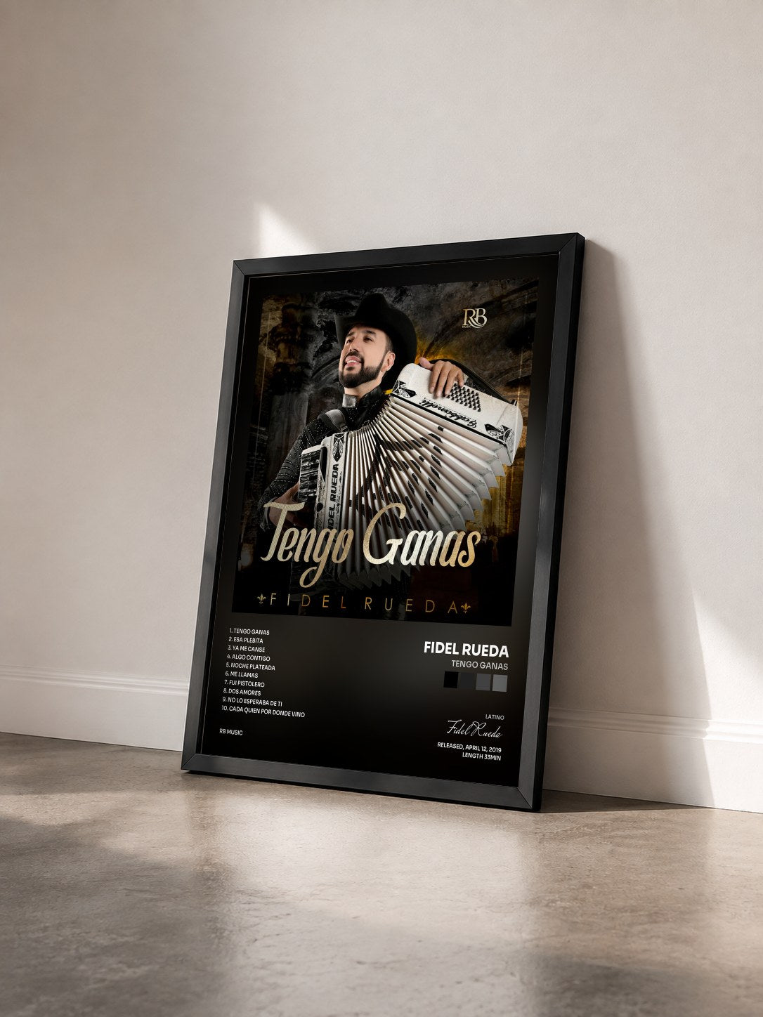#noir Tableau de l'album Tengo Ganas de Fidel Rueda vu de trois quarts, cadre noir