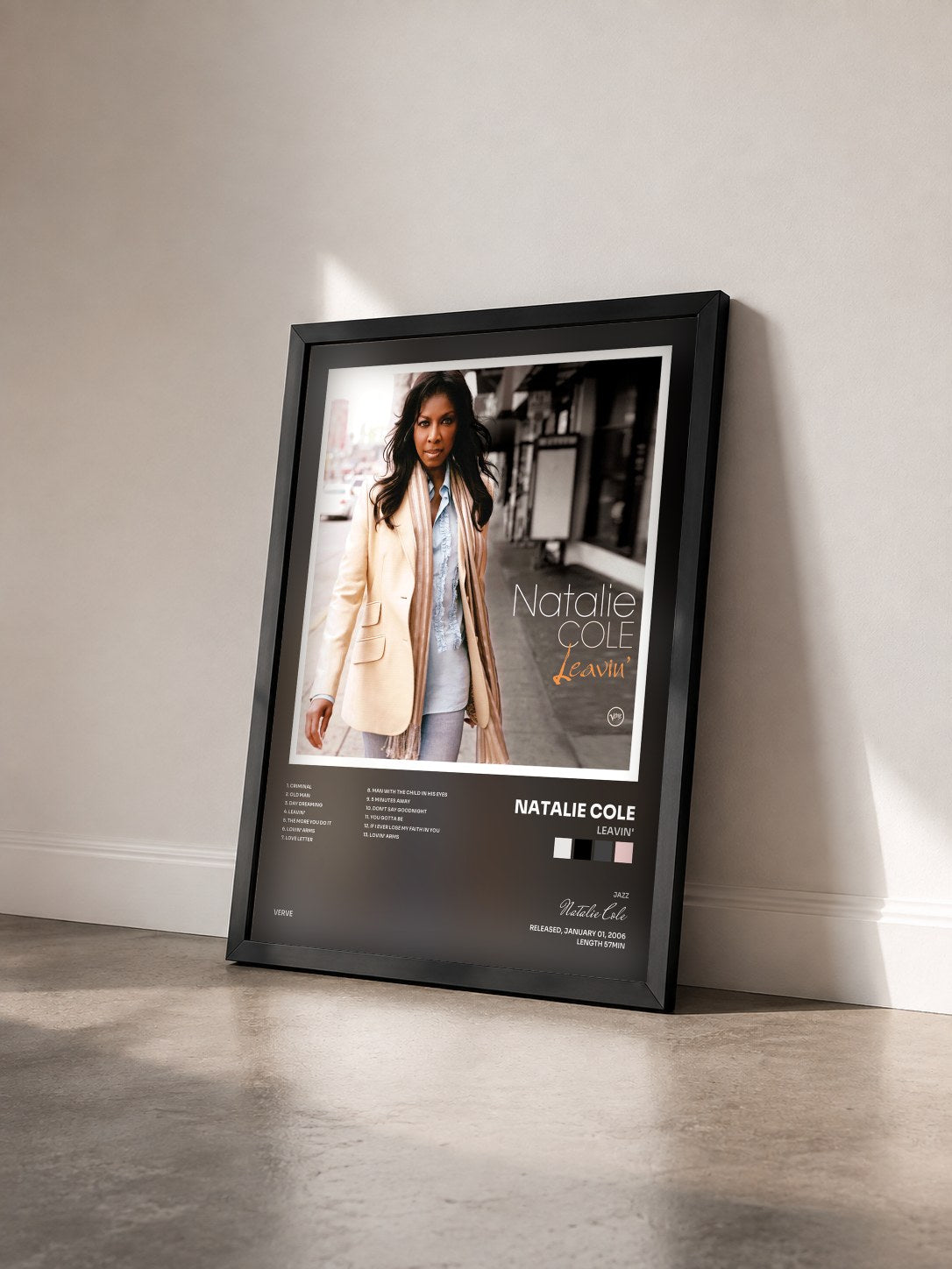 #noir Tableau de l'album Leavin' de Natalie Cole vu de trois quarts, cadre noir