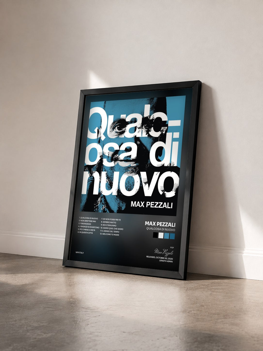 #noir Tableau de l'album Qualcosa di nuovo de Max Pezzali vu de trois quarts, cadre noir