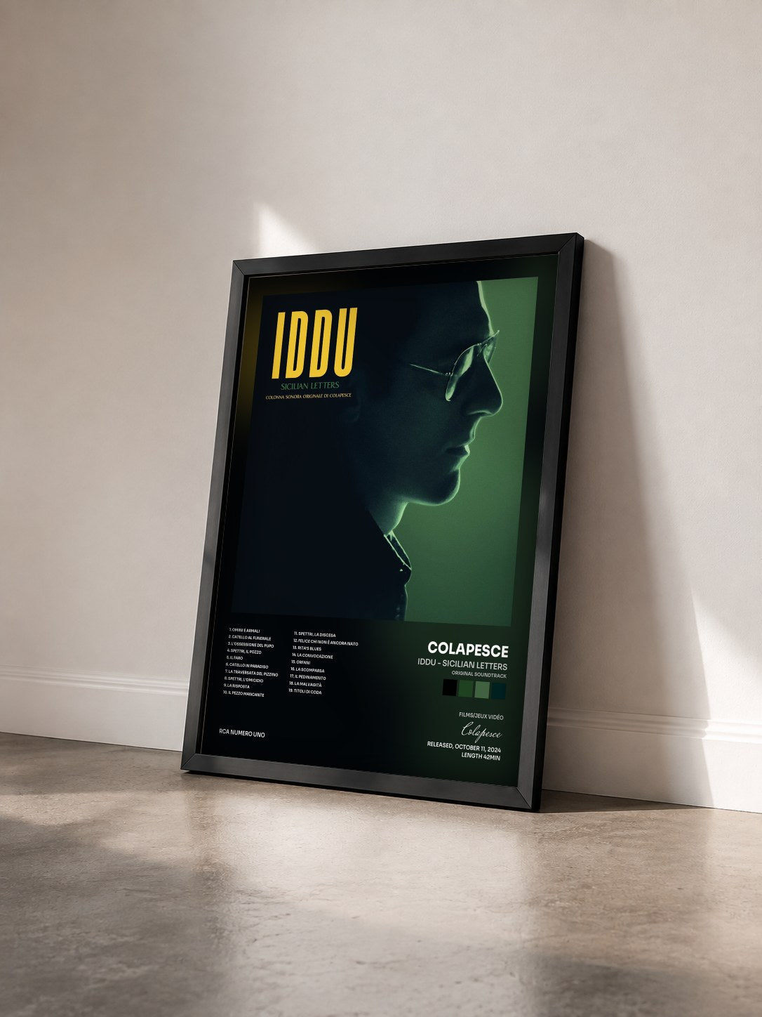 #noir Tableau de l'album Iddu - Sicilian Letters (Original Soundtrack) de Colapesce vu de trois quarts, cadre noir
