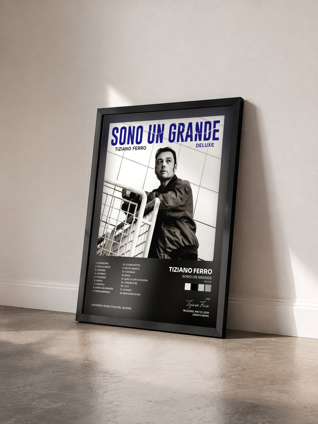 #noir Tableau de l'album SONO UN GRANDE (DELUXE) de Tiziano Ferro vu de trois quarts, cadre noir