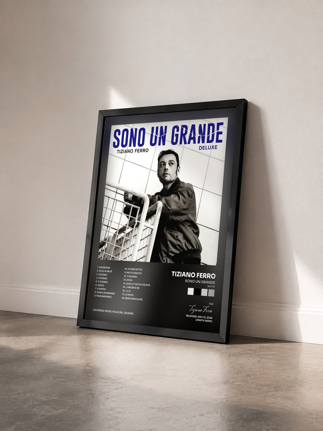 #noir Tableau de l'album SONO UN GRANDE (DELUXE) de Tiziano Ferro vu de trois quarts, cadre noir