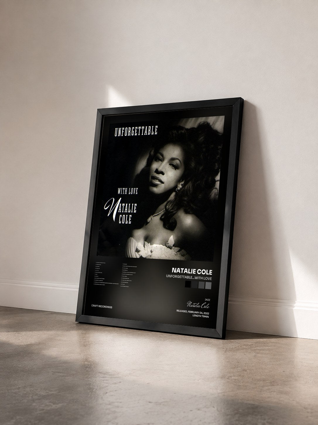 #noir Tableau de l'album Unforgettable...With Love de Natalie Cole vu de trois quarts, cadre noir
