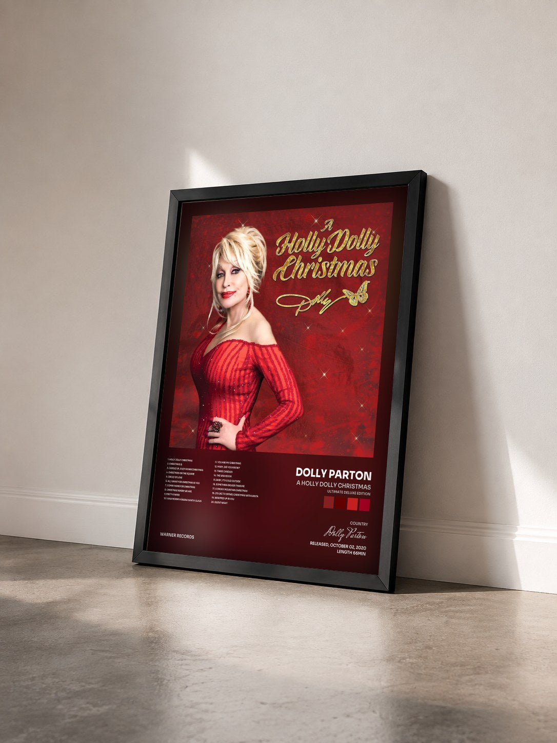 #noir Tableau de l'album A Holly Dolly Christmas (Ultimate Deluxe Edition) de Dolly Parton vu de trois quarts, cadre noir
