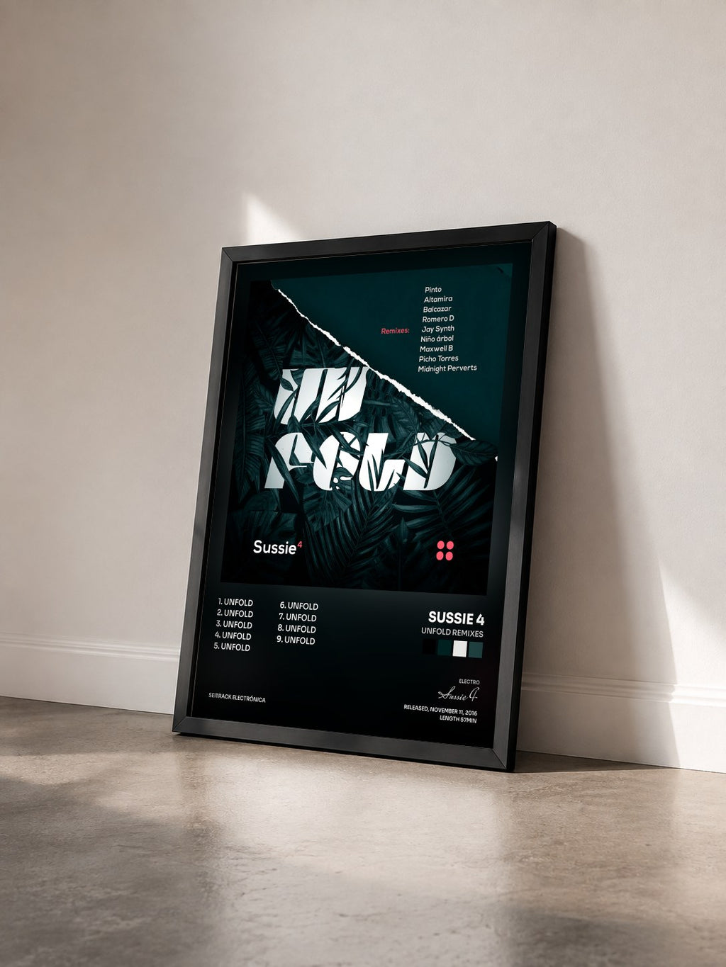 #noir Tableau de l'album Unfold Remixes de Sussie 4 vu de trois quarts, cadre noir