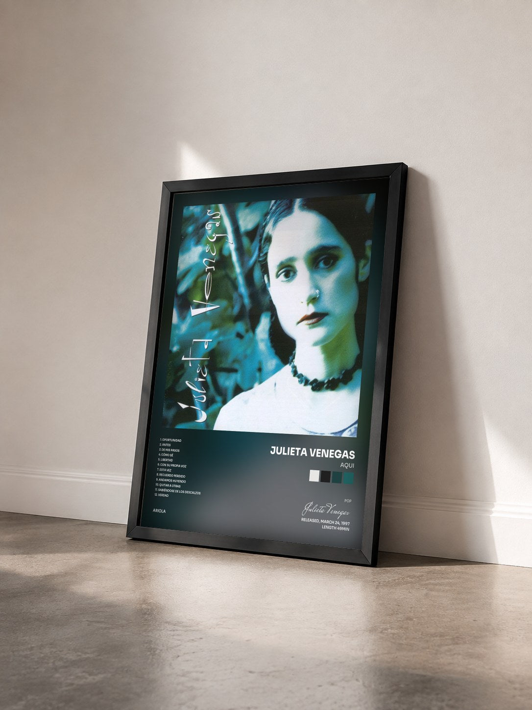 #noir Tableau de l'album Aqui de Julieta Venegas vu de trois quarts, cadre noir