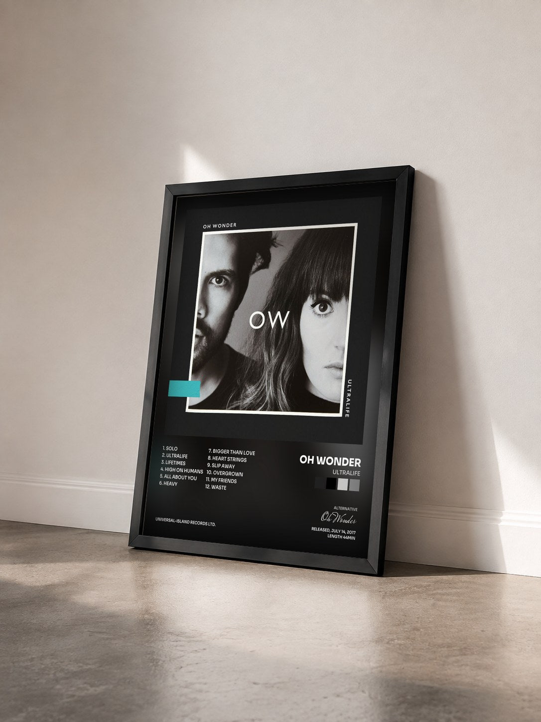#noir Tableau de l'album Ultralife de Oh Wonder vu de trois quarts, cadre noir