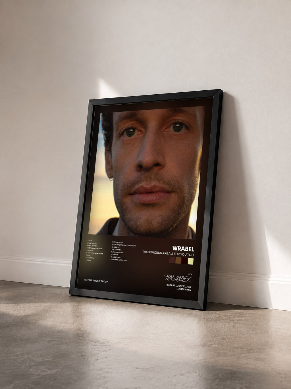 #noir Tableau de l'album these words are all for you too de WRABEL vu de trois quarts, cadre noir