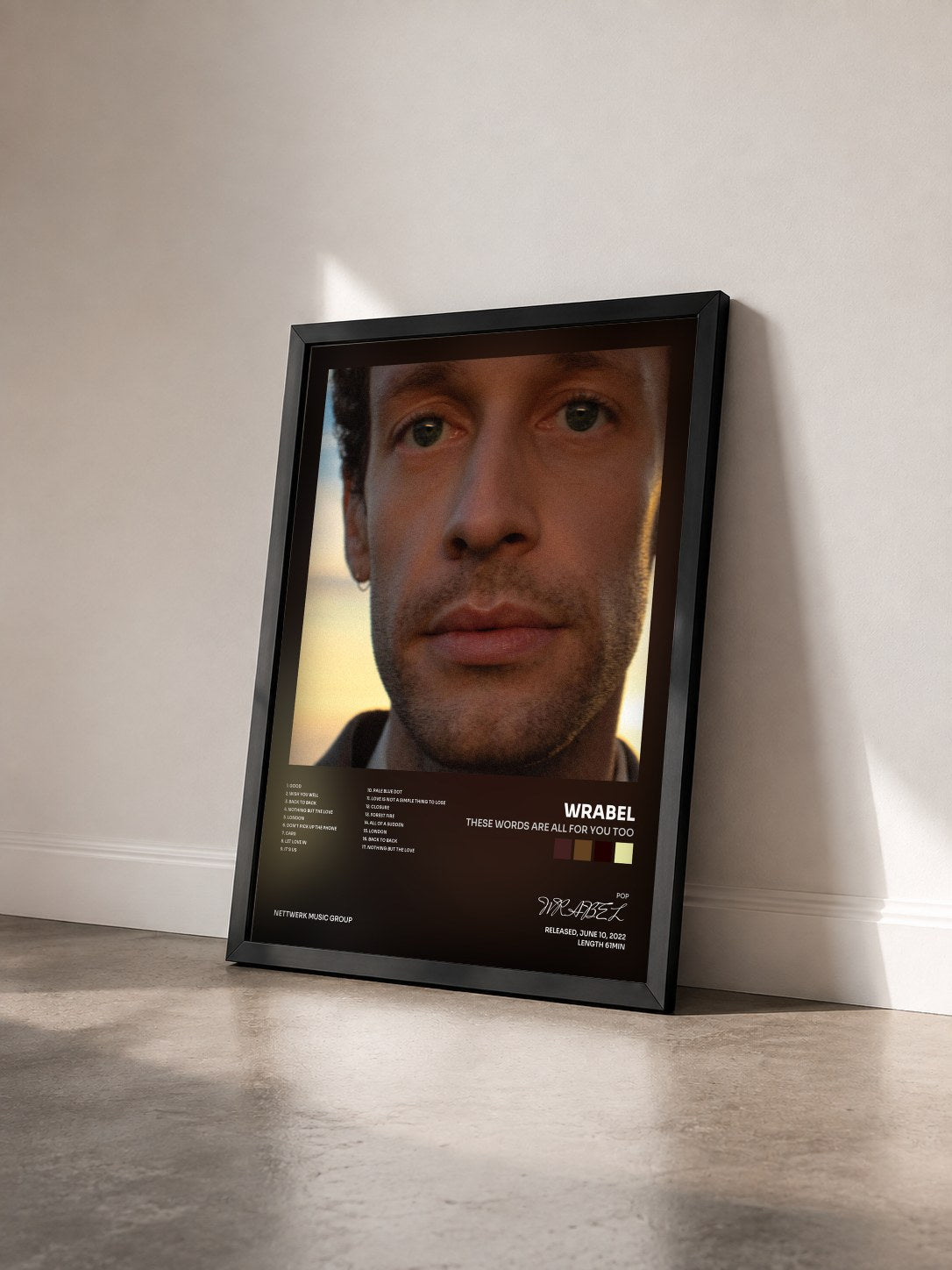 #noir Tableau de l'album these words are all for you too de WRABEL vu de trois quarts, cadre noir