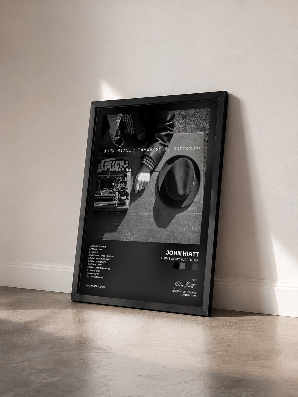#noir Tableau de l'album Terms of My Surrender de John Hiatt vu de trois quarts, cadre noir