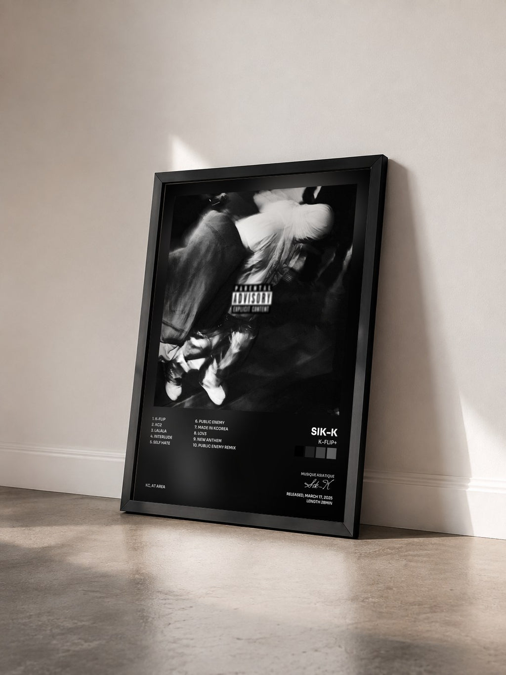 #noir Tableau de l'album K-FLIP+ de Sik-K vu de trois quarts, cadre noir